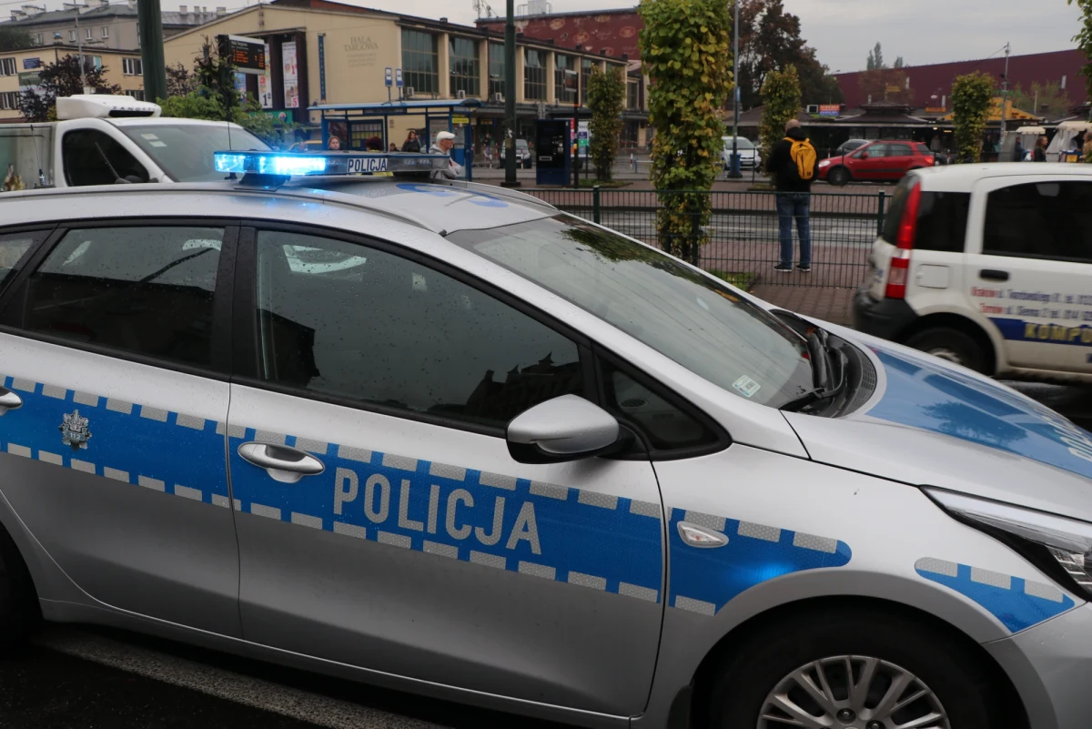 ​Dwóch nastolatków ze Zgierza strzelało z wiatrówki z okna mieszkania. W pewnym momencie trafili w szybę przejeżdżającego autobusu. Na szczęście nikt nie odniósł obrażeń - poinformowała  rzeczniczka policji w Łódzkiem Joanna Kącka.