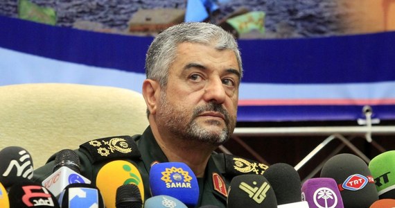 ​Dowódca wpływowej w Iranie Gwardii Rewolucyjnej generał Mohammad Ali Dżafari po raz kolejny ostrzegł USA, że jeśli nałożą kolejne sankcje na Teheran, będą musiały przenieść swe bazy w regionie - podała oficjalna agencja prasowa IRNA.