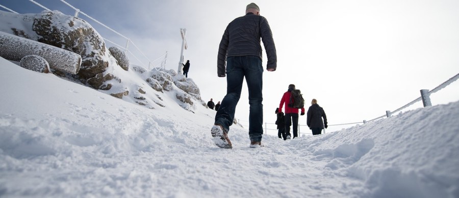 ​Ponad 30 cm śniegu, powalone drzewa i zamknięte przełęcze górskie, a w miastach obfity deszcz i niskie temperatury, nie przekraczające 8 stopni Celsjusza - tak wygląda w niedzielę Bułgaria po wczesnym ataku zimy.