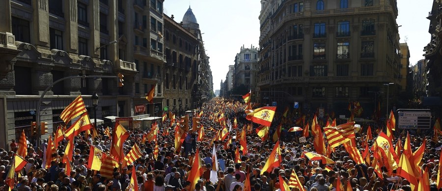 ​Tysiące Hiszpanów wyległy w niedzielę na ulice Barcelony, aby demonstrować przeciwko planom odłączenia się Katalonii od Hiszpanii. Przed tygodniem w referendum w tym regionie za niepodległością opowiedziało się 90,18 proc. głosujących. Hasłem demonstracji jest slogan: "Wystarczy. Odzyskajmy mądrość".
