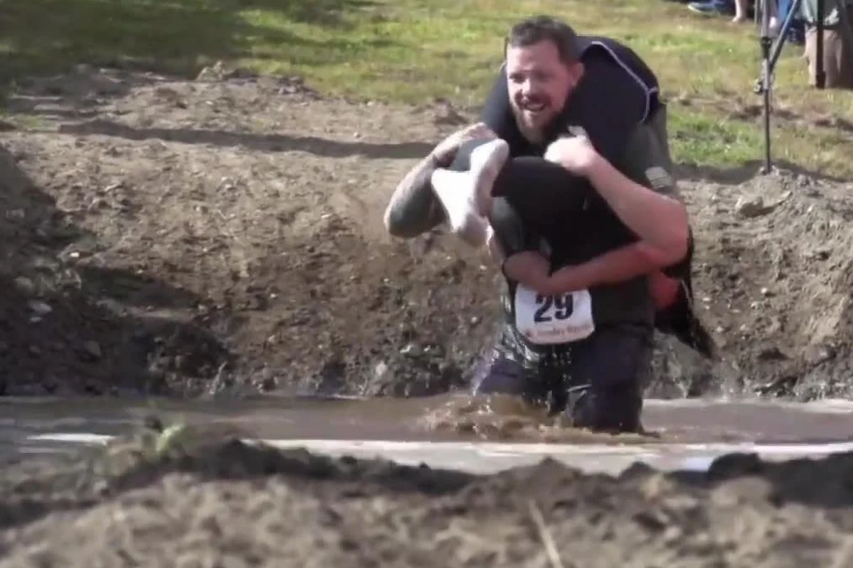 ​Mistrzostwa Ameryki Północnej w biegu na przełaj z żoną na plecach. Osiemnasta edycja zawodów, w których mężowie musieli popędzić do mety z partnerkami na swoich barkach, odbyła się w miasteczku Newry w Stanach Zjednoczonych.