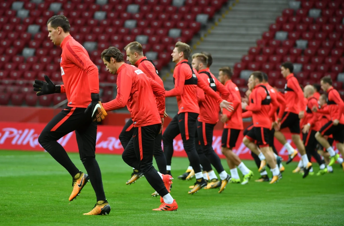 Mecz polskich piłkarzy z Czarnogórą w ostatniej kolejce eliminacji mistrzostw świata 2018 w Warszawie zostanie rozegrany pod zasuniętym dachem. Początek spotkania na PGE Narodowym o godz. 18. Remis zapewni drużynie Adama Nawałki awans.