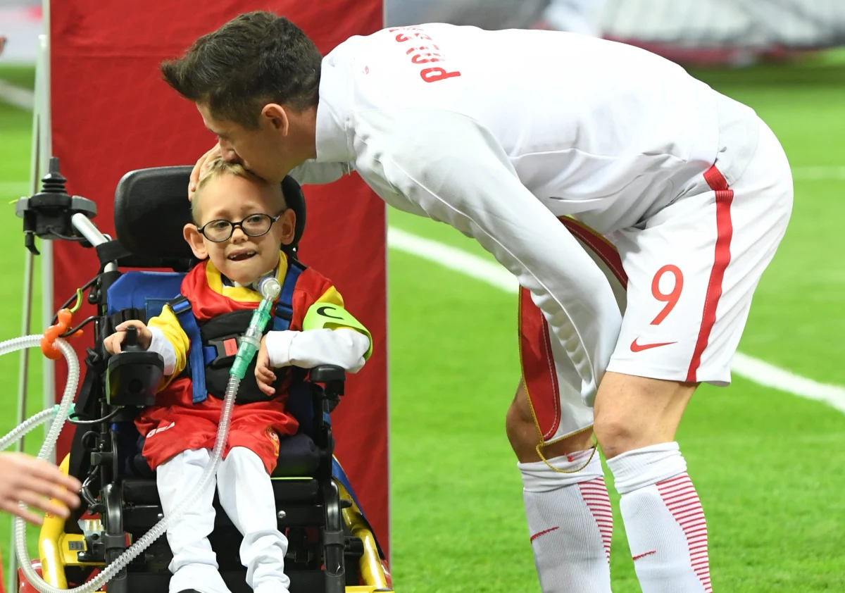 Robert Lewandowski został wprowadzony na boisko przez niepełnosprawnego chłopca. Dla Franka Trzęsowskiego z kaliskich Sulisławic było to niezapomniane przeżycie.