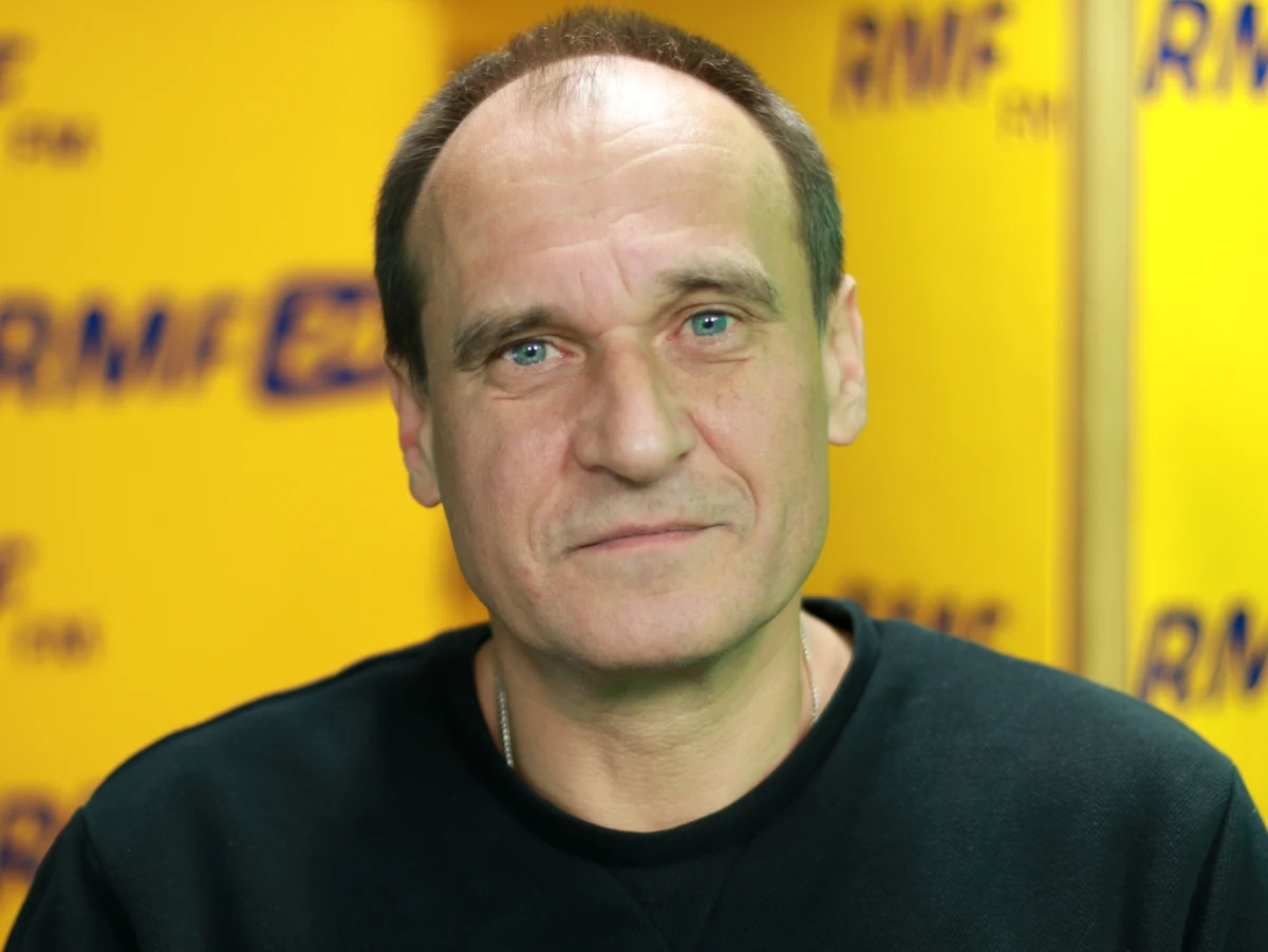 "Być może będziemy zmuszeni, by założyć partię. Patrzę z niepokojem na to, co robi partia władzy przy ordynacji wyborczej, na te zapowiedzi" - powiedział w Porannej rozmowie w RMF FM Paweł Kukiz, lider Kukiz'15. "Rozpatruję taką okoliczność, że trzeba partię założyć, by nie obudzić się z ręką w nocniku, kiedy prezes Kaczyński stwierdzi, że w wyborach samorządowych mogą brać udział tylko podmioty partyjne" - dodał. "Partia żółtych drzwi niech nawet powstanie, żeby mieć zabezpieczenie przed tą totalitarną pisowską władzą" - podkreślił. "Mało brakowało, a zajechałbym się jak śp. Wodecki. Trafiłem do szpitala w momencie, kiedy to już był ostatni dzwonek" – przyznał gość Roberta Mazurka pytany o swój stan zdrowia. "Co mi było? Przede wszystkim papierochy, red bulle, po 2-3 godziny snu. To mi było - non stop praca, Sejm, koncerty charytatywne, rozjazdy, obowiązki domowe. Wszystko naraz - no za dużo" - dodał. "Po wyjściu ze szpitala jestem w takim stanie, że kiedy zobaczę kilku z obecnie urzędujących polityków już w momencie podjęcia pracy, być może oni trafią do szpitala - na chirurgię" – podkreślił Kukiz. "Na chirurgię trafią, żeby zobaczyć, jak tam się pracuje" - wyjaśnił. "Sytuacja służby zdrowia wygląda tak, że lekarz ortopeda przyjechał do mnie w takim stanie, by mnie zbadać, że ja zacząłem sobie przypominać, jakie są podstawowe ruchy przy reanimacji człowieka. Wyglądał gorzej ode mnie. Zastanawiałem się, jak ja mam mu zrobić sztuczne oddychanie w razie czego" - relacjonował Kukiz.