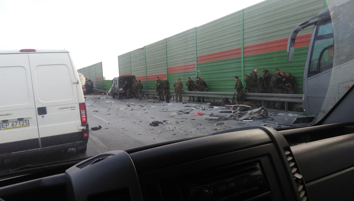 Wypadek z udziałem polskich żołnierzy na S8 w Łódzkiem. W okolicy Lubochni - między Tomaszowem Mazowieckim a Rawą Mazowiecką - w zatrzymany na poboczu wojskowy autokar oraz terenowego honkera uderzyła cysterna przewożąca olej.