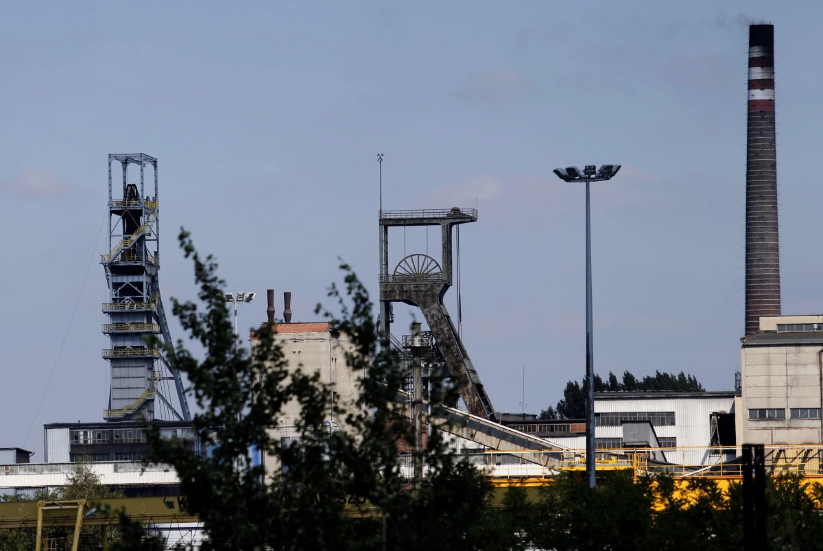 Kilkudziesięciu ratowników górniczych bierze udział w akcji pożarowej w kopalni Bielszowice w Rudzie Śląskiej. Tysiąc metrów pod ziemią doszło tam do samozagrzania węgla. Nikt nie został poszkodowany.