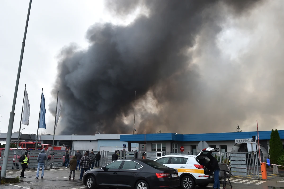 ​Prokuratura w Olkuszu ma wszcząć śledztwo w sprawie pożaru w Kluczach w Małopolsce, który wybuchł w niedzielę. Ogniem zajęła się tam hala o powierzchni ponad 7 i pół tysiąca metrów kwadratowych, w której składowano śmieci. Strażakom pożar udało się ugasić dopiero dzisiaj. Co najmniej kilkanaście godzin zajmie im jeszcze dogaszanie i przelewanie pogorzeliska. 