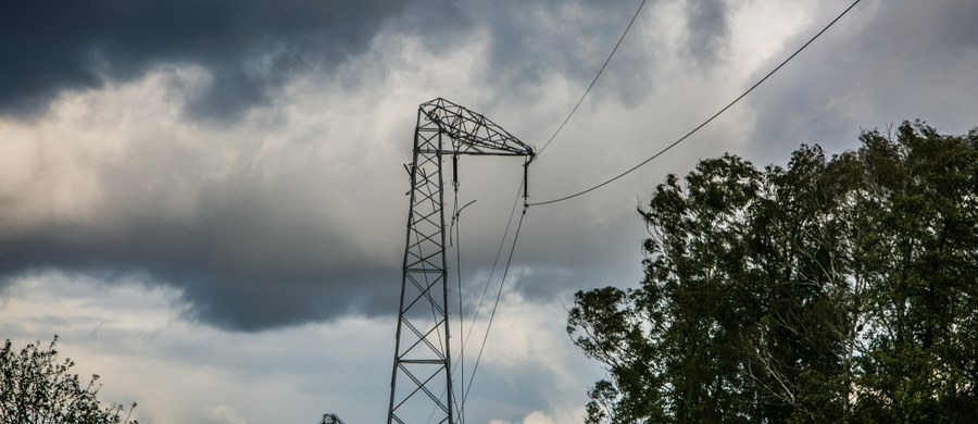 Energetycy nadal usuwają skutki ubiegłotygodniowej wichury, która przeszła nad woj. lubuskim. Obecnie w regionie bez prądu jest ok 3,2 tys. odbiorców - poinformował rzecznik Oddziału Dystrybucji Gorzów Wlkp. Enea Operator Krzysztof Osiński. 