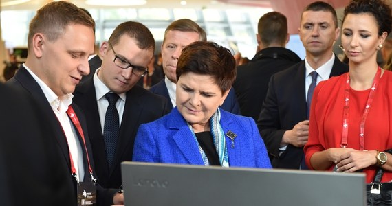 "Chcąc sprostać wyzwaniom współczesności, podjęłam decyzję, że powołam departament, ekspertów ds. analizy i monitorowania cyberprzestrzeni; jego szefem będzie minister Paweł Szefernaker" - powiedziała w Krakowie Beata Szydło. Premier przyjechała na 
Europejskie Forum Cyberbezpieczeństwa. Jak dodała: dążenie do zapewnienia jak najwyższego poziomu bezpieczeństwa jest priorytetem przede wszystkim trzech ministerstw: Ministerstwa Obrony Narodowej, Ministerstwa Spraw Wewnętrznych i Administracji oraz Ministerstwa Cyfryzacji.