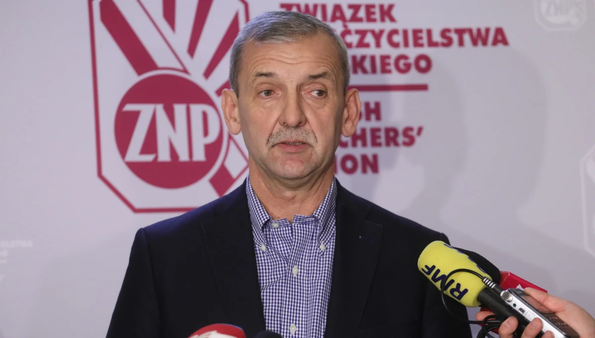 6,5 tys. nauczycieli straciło pracę w wyniku reformy edukacji, a ponad 18,5 tys. ma ograniczony etat lub pracuje w kilku szkołach, albo przeszło w stan nieczynny - poinformował na konferencji prasowej prezes ZNP Sławomir Broniarz. Zaznaczył, że są to dane niepełne - odnoszą się do 70 proc. samorządów. Pochodzą z arkuszy organizacyjnych pracy szkół i z wrześniowych aneksów do nich; pokazują stan z 30 września.