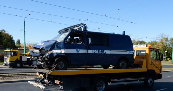 Trzy osoby zostały ranne w wypadku w na poznańskich Zawadach. Radiowóz zderzył się tam z tramwajem. Osoby poszkodowane to dwaj policjanci i osoba cywilna, która jechała razem z nimi samochodem- informują służby, które są na miejscu. 