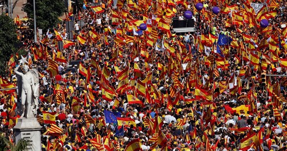 Hiszpański rząd centralny Mariano Rajoya ma plan zastosowania siły i uruchomi go wkrótce po ewentualnym ogłoszeniu przez władze Katalonii niepodległości regionu - twierdzą hiszpańskie media. Ich zdaniem, poniedziałkową deklarację wicepremier Hiszpanii Sorayi Saenz de Santamaria o tym, że ogłoszenie niepodległości przez Katalonię "nie pozostanie bez odpowiedzi" Madrytu, należy traktować jako zapowiedź użycia siły w tym regionie w celu zachowania integralności kraju.