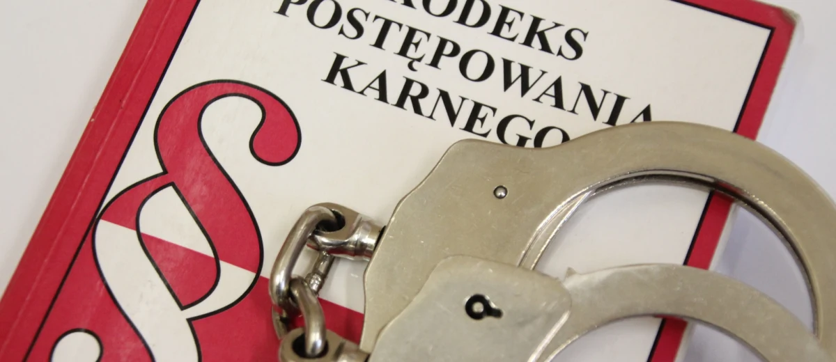 28-letnią kobietę, która wyłudziła ponad 100 tys. zł, oferując leczenie onkologiczne w Chinach, aresztował w sobotę Sąd Rejonowy w Skarżysku-Kamiennej (Świętokrzyskie). Kobiecie grozi osiem lat więzienia. O sprawie w poniedziałek poinformowała świętokrzyska policja i Prokuratura Okręgowa w Kielcach.