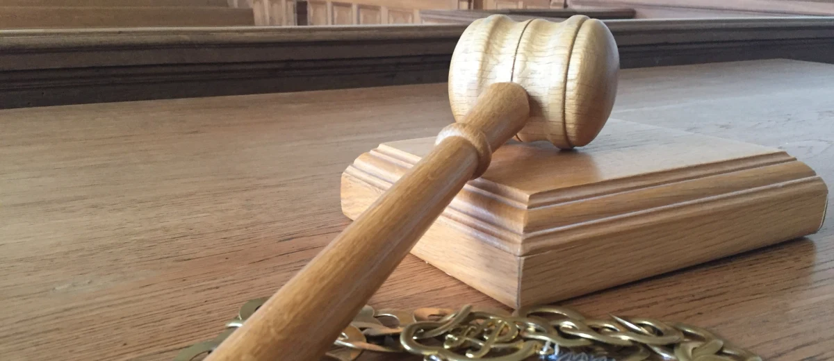 Na kary po 10 lat więzienia za przestępstwa seksualne wobec siedmiu chłopców skazał w poniedziałek Sąd Rejonowy w Nowym Mieście Lubawskim dwóch mężczyzn. "Sąd przyznał także zadośćuczynienia pieniężne dwóm pokrzywdzonym" - poinformował rzecznik Sądu Okręgowego w Elblągu. Sprawa pedofilii wyszła na jaw w 2015 roku, kiedy dwaj mężczyźni, obecnie w wieku 35 i 28 lat, mieli według śledczych wykorzystywać seksualnie dzieci z miejscowych szkół.