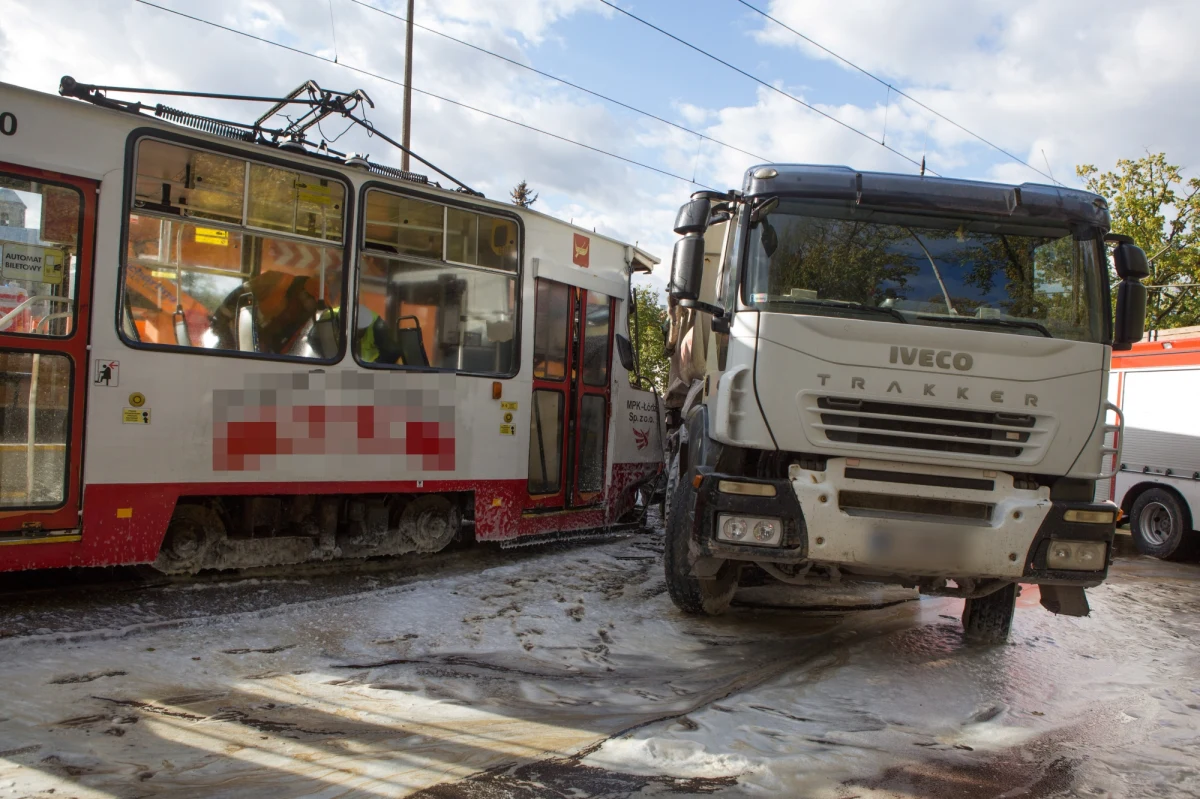 Jedenaście osób zostało rannych w zderzeniu tramwaju i ciężarówki na skrzyżowaniu ulic  Zgierskiej i św. Teresy w Łodzi. Informację w tej sprawie dostaliśmy na Gorącą Linię RMF FM.