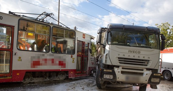 Jedenaście osób zostało rannych w zderzeniu tramwaju i ciężarówki na skrzyżowaniu ulic  Zgierskiej i św. Teresy w Łodzi. Informację w tej sprawie dostaliśmy na Gorącą Linię RMF FM.