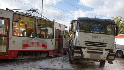 Łódź: Tramwaj uderzył w ciężarówkę. Są ranni