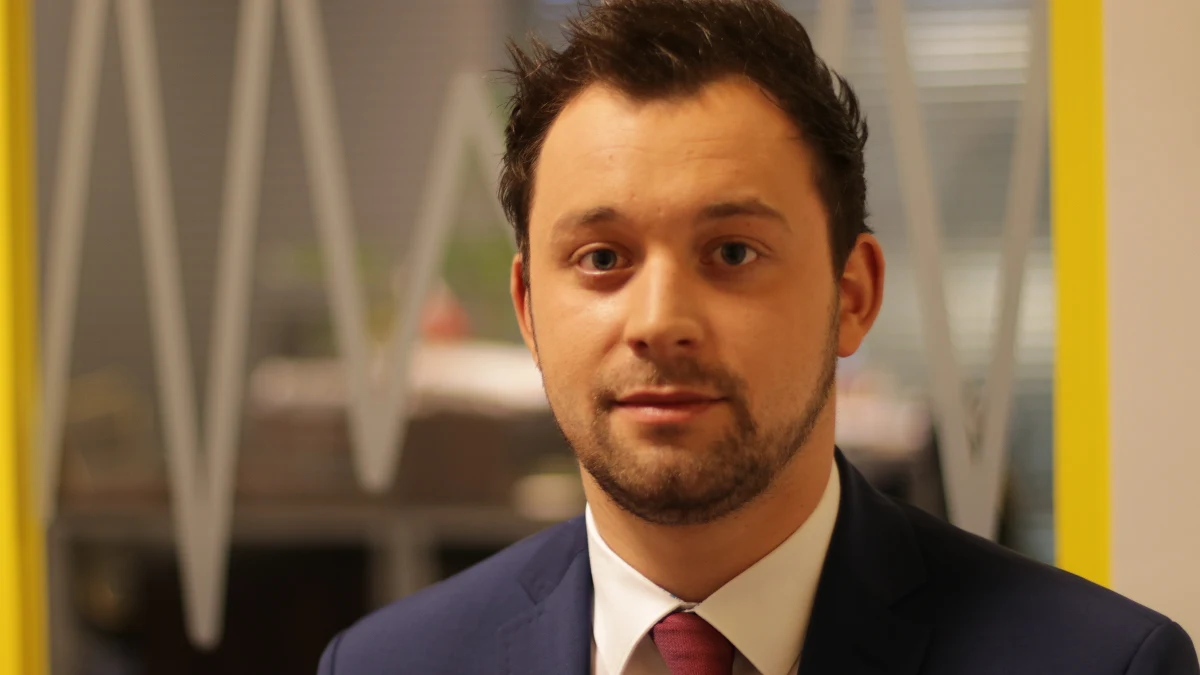 „Chcemy podjąć rozmowę o naszych postulatach, które są jasno powiedziane od początku” - mówił w Popołudniowej rozmowie w RMF FM Daniel Łuszczewski z Porozumienia Rezydentów OZZL. „W naszej ocenie głodówka jest potrzebna (…). Z każdym krokiem eskalujemy nasze działania, tudzież zaostrzamy je, żeby osiągnąć zamierzony efekt” - dodał. „Wierzymy, że minister zdrowia ma dobrą wolę, ale mimo swoich szczerych chęci, dysponuje ograniczonymi środkami” - mówił gość Marcina Zaborskiego. „Żeby cokolwiek zmienić, potrzebne jest zwiększenie finansowania służby zdrowia, a osobą władną jest pani premier bądź pan wicepremier Morawiecki” - tłumaczył Łuszczewski. „Musimy rozpisać twardo, na piśmie, z sygnaturami absolutnie wszystkich kompetentnych do tego osób, zwiększenie finansowania publicznej ochrony zdrowia do 6,8 proc. (PKB), najlepiej jeszcze za kadencji aktualnego rządu” - przekonywał przedstawiciel Porozumienia Rezydentów OZZL. „Wtedy możemy przerwać głodówkę” - dodał. Pytany przez Marcina Zaborskiego o wszystkie poprzednie rozmowy w tej sprawie, powiedział: „Żadnych konkretnych rozwiązań i zmian nam się nie proponuje. (…) Tak naprawdę - utknęliśmy w martwym punkcie”. Podczas rozmowy gospodarz programu przytoczył słowa Konstantego Radziwiłła o oczekiwaniach lekarzy rezydentów dotyczących zarobków, które zdaniem szefa resortu, „mogą być szokujące”. Rezydenci, zdaniem ministra, chcą zarabiać od 6,5 do 8 tys. zł. „Na pewno nie od razu i na pewno nie na chwilę obecną” - skomentował te słowa gość RMF FM. „W naszej ocenie to jest jedna z dróg, obok zwiększania naboru na studia medyczne, która zapewni zwiększenie liczebności kadry medycznej w Polsce” - tłumaczył Daniel Łuszczewski.