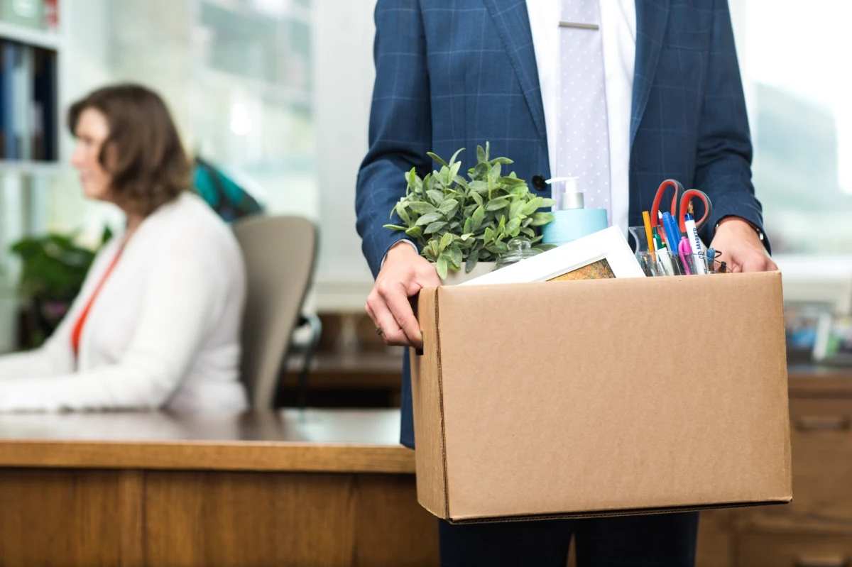 Masz do przekazania złe wiadomości? Nie owijaj w bawełnę. Wyniki najnowszych badań, przeprowadzonych na Brigham Young University i University of South Alabama, wskazują, że osoby, które mają je otrzymać nie chcą żadnych specjalnych zabiegów, czy "znieczulenia", wolą usłyszeć o co chodzi szczerze, natychmiast. Krótkie "musimy porozmawiać", jako wstęp, najczęściej zupełnie wystarczy. Doniesienia na ten temat ukazały się w materiałach konferencji International Professional Communication Conference 2017.