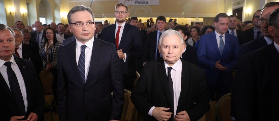 Prezes Prawa i Sprawiedliwości Jarosław Kaczyński podczas poniedziałkowego spotkania z posłami PiS poinformował, że we wtorek prezydent Andrzej Duda otrzyma poprawki do projektów ustaw ws. SN i KRS - wynika z informacji uzyskanych przez PAP.
