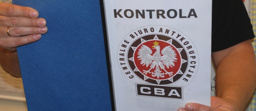 Skarb Państwa odwołał w poniedziałek Marka Grzelaczyka ze składu rady nadzorczej Grupy Azoty - podała spółka w komunikacie. Grzelaczyk pełnił funkcję przewodniczącego Rady Nadzorczej. Rano Centralne Biuro Antykorupcyjne poinformowało o sześciu osobach, które usłyszały zarzuty korupcyjne i zostały aresztowane w sprawie dostaw dla Grupy Azoty. Wśród aresztowanych był właśnie Grzelaczyk. 