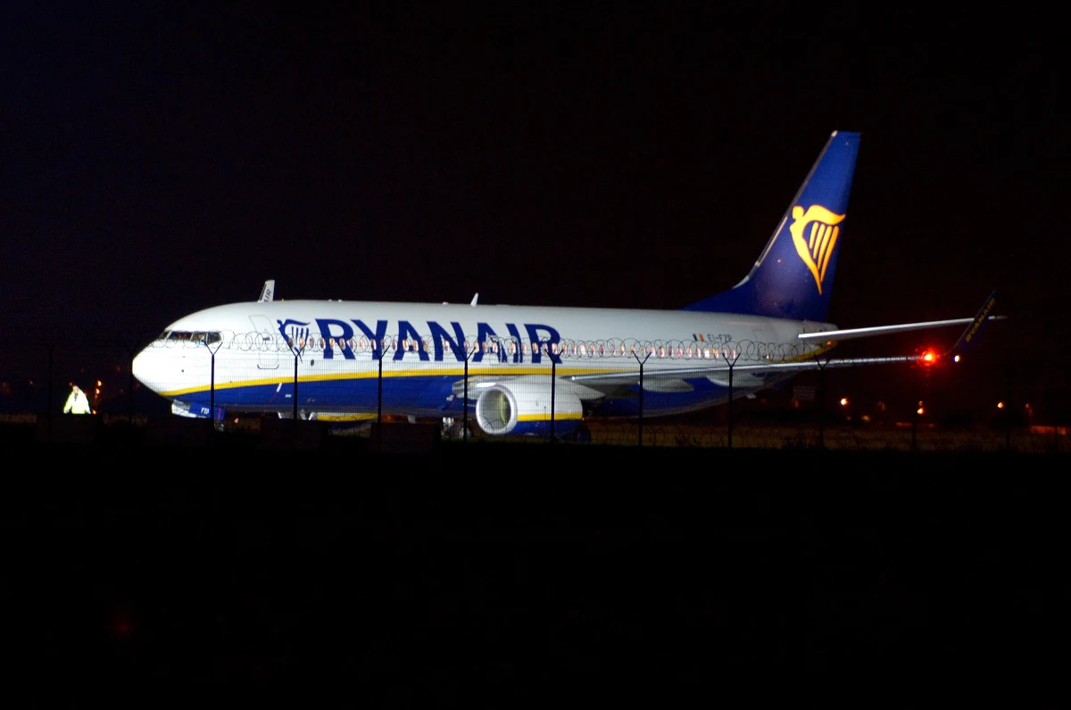 Największe linie lotnicze w Europie i Polsce znów odwołują loty. Tym razem powodem jest planowany na wtorek strajk francuskich kontrolerów lotów. Ze względu na to - jak podają irlandzkie linie - nie będą się odbywać loty na i z francuskich lotnisk, a także inne nad francuskim terytorium. 