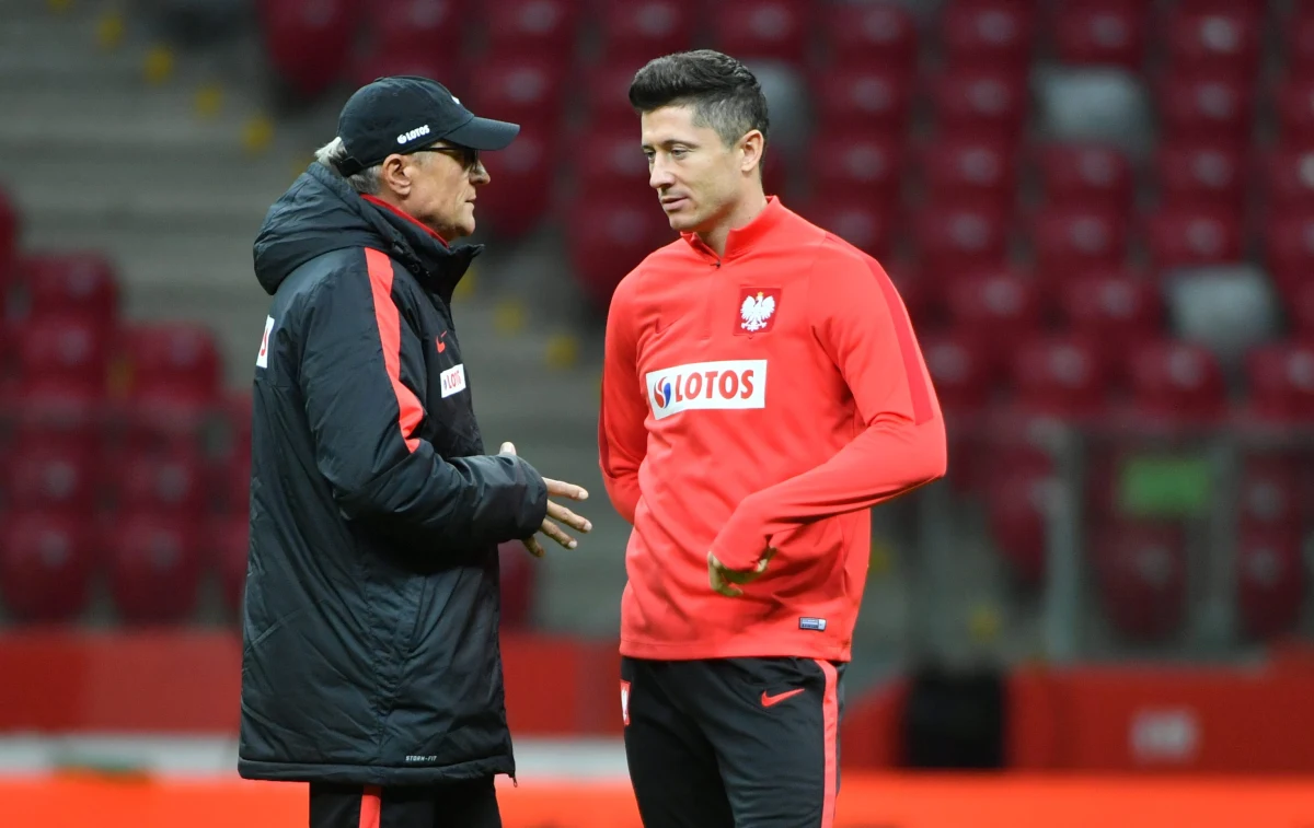 Adam Nawałka podsumował eliminacje do mistrzostw świata w Rosji i zdradził, o czym rozmawiał z Robertem Lewandowskim po meczu z Czarnogórą (4-2). Szkoleniowiec przyznał także, że w ostatnim starciu na PGE Narodowym wielu zawodników zmagało się z problemami zdrowotnymi. 