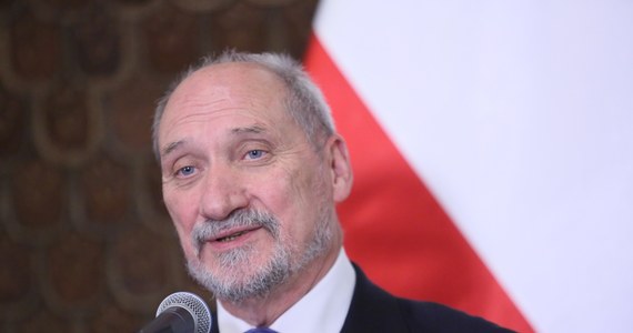 "Tworzone w Polsce wojska cybernetyczne mają w ciągu kilku lat liczyć przynajmniej 1 tys. żołnierzy zdolnych do walki w cyberprzestrzeni" – powiedział w Krakowie minister obrony Antoni Macierewicz. Dodał, że na ich utworzenie przeznaczonych zostało 2 mld zł.