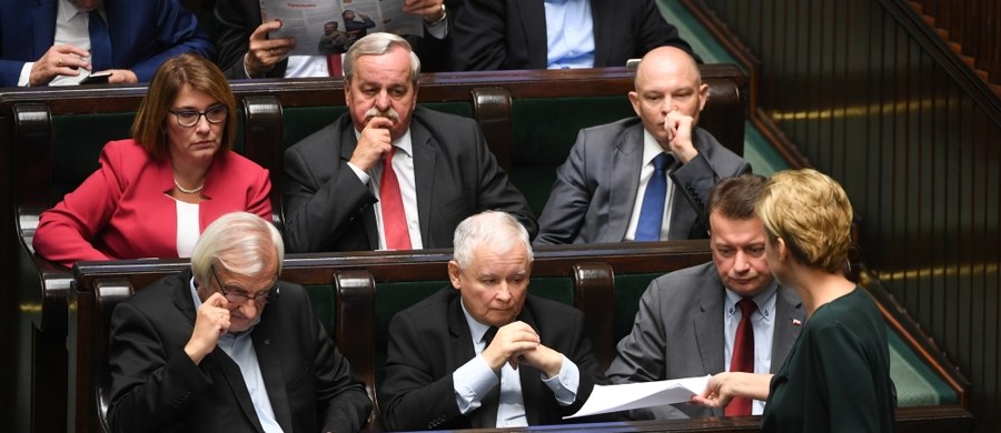 ​Prezes Prawa i Sprawiedliwości Jarosław Kaczyński podczas poniedziałkowego spotkania z posłami PiS poinformował, że jest już gotowy projekt zmiany ordynacji wyborczej, ale będzie procedowany po tym, jak zostaną przyjęte zmiany dot. sądownictwa - dowiedziała się PAP od polityków PiS.
