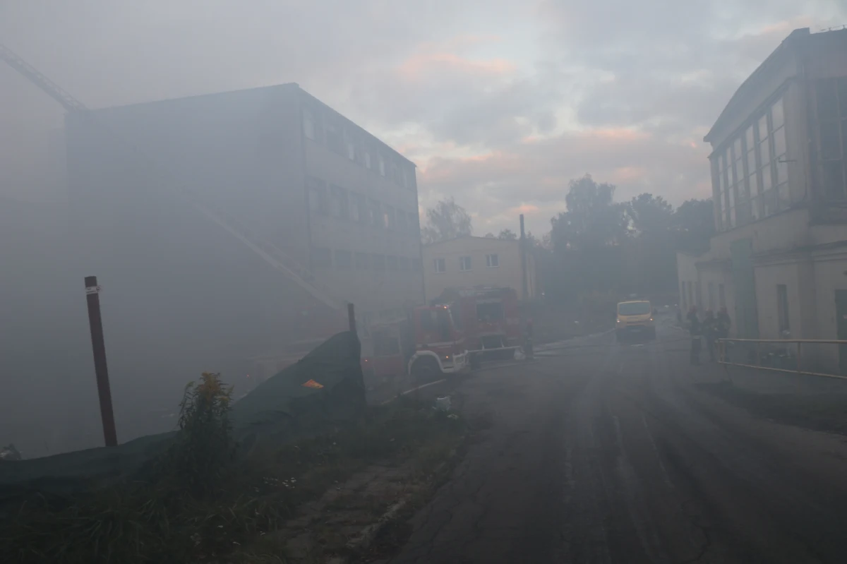 Kłęby gęstego białego dymu i drażniący odór - tak wygląda kolejny dzień dogaszania pożaru składowiska odpadów w Kluczach. Eksperci z inspektoratu ochrony środowiska uspokajają - w dymie nie ma trujących substancji. Jest on jednak bardzo uciążliwy dla mieszkańców. 