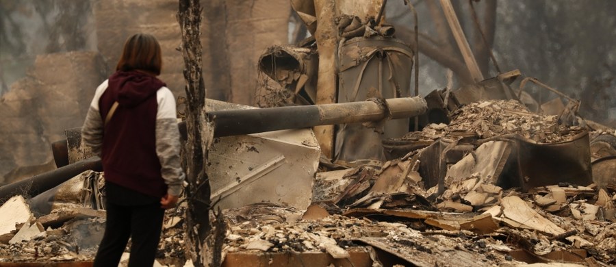 Co najmniej 10 osób zginęło, a ok. 20 tysięcy trzeba było ewakuować w północno-zachodniej części Kalifornii z powodu szybko rozprzestrzeniających się pożarów lasów. Gubernator stanu Jerry Brown ogłosił stan wyjątkowy.