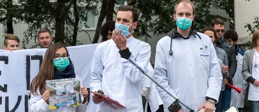 Protestujący rezydenci ponowili apel o spotkanie z premier Beatą Szydło. "Jesteśmy ciągle gotowi i otwarci do rozmów; czekamy na informacje ze strony rządu, gdyż tylko w ten sposób możemy rozwiązać ten problem" - mówią rezydenci.Kolejna pikieta poparcia dla głodujących lekarzy rezydentów ma odbyć się w Warszawie w najbliższą sobotę. Tym razem studenci medycyny i młodzi medycy chcą protestować przed Kancelarią Premiera. 