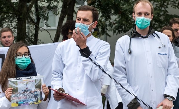 Protestujący rezydenci ponowili apel o spotkanie z premier Beatą Szydło. "Jesteśmy ciągle gotowi i otwarci do rozmów; czekamy na informacje ze strony rządu, gdyż tylko w ten sposób możemy rozwiązać ten problem" - mówią rezydenci.Kolejna pikieta poparcia dla głodujących lekarzy rezydentów ma odbyć się w Warszawie w najbliższą sobotę. Tym razem studenci medycyny i młodzi medycy chcą protestować przed Kancelarią Premiera. 