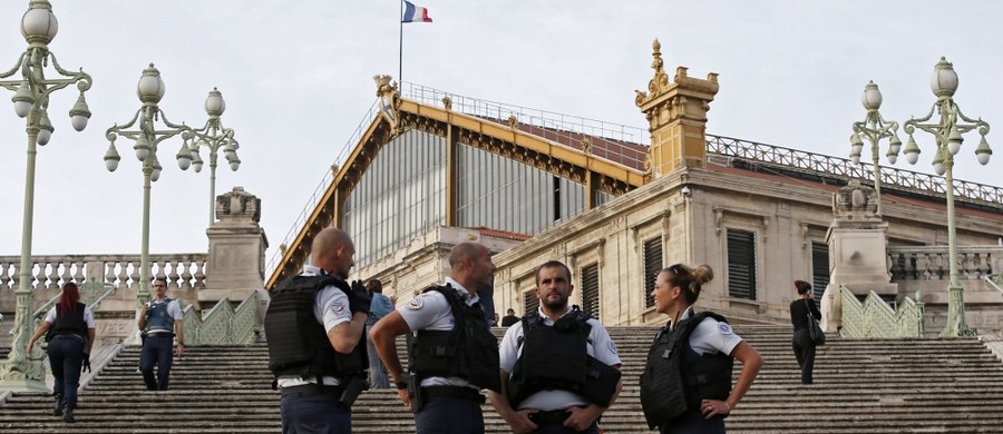 ​Dwóch Tunezyjczyków, podejrzanych o związki z atakiem nożownika w Marsylii z 1 października, zostało zatrzymanych w poniedziałek wieczorem na granicy włosko-szwajcarskiej - poinformowała we wtorek szwajcarska agencja prasowa ATS.