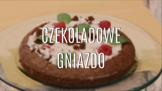 Czekoladowe gniazdo to proste w przygotowaniu, tanie ciasto, które można przygotować dosłownie w parę chwil. Samo ciasto - najlepiej przygotowane w okrągłej formie, by już sam wygląd przyciągał wzrok - robi się ekspresowo, a nadzienie - z serka, śmietanki i drobnych owoców - ma tę zaletę, że można je dowolnie modyfikować: w zależności od pory roku, właściwie każdy owoc może się tu znaleźć. Poznajcie nasz przepis na szybki deser - czekoladowe gniazdo z owocami!