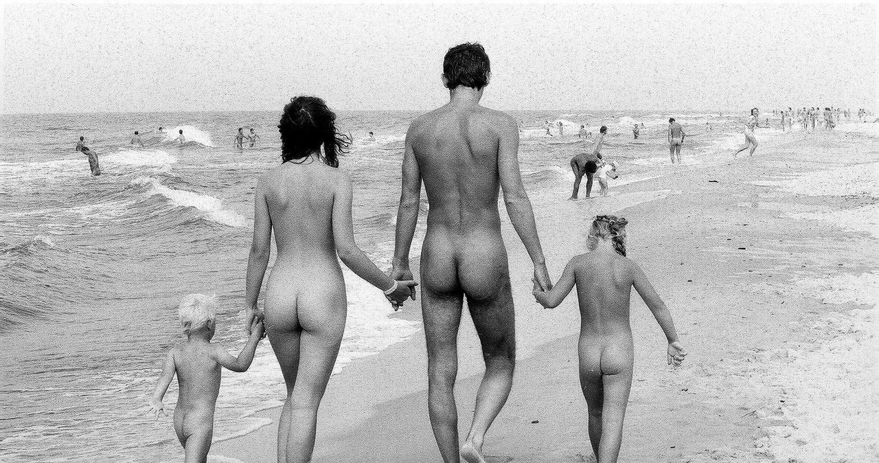 Para, która kocha podróże i nagość, pokazała swoje zdjęcia. 