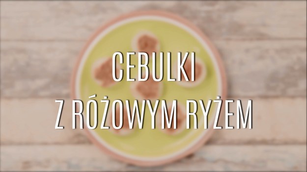 Cebula doskonale nadaje się do przyrządzania ciepłych, sycących przekąsek, które nie tylko znakomicie smakują, ale i świetnie wyglądają. Wydrążona cebulka, którą nafaszerowano przepysznym farszem z różowych ryżem - to danie, które robi się dosłownie w parę chwil, a z przyrządzeniem poradzi sobie każdy! Poznajcie nasz przepis na faszerowane cebule z różowym ryżem!