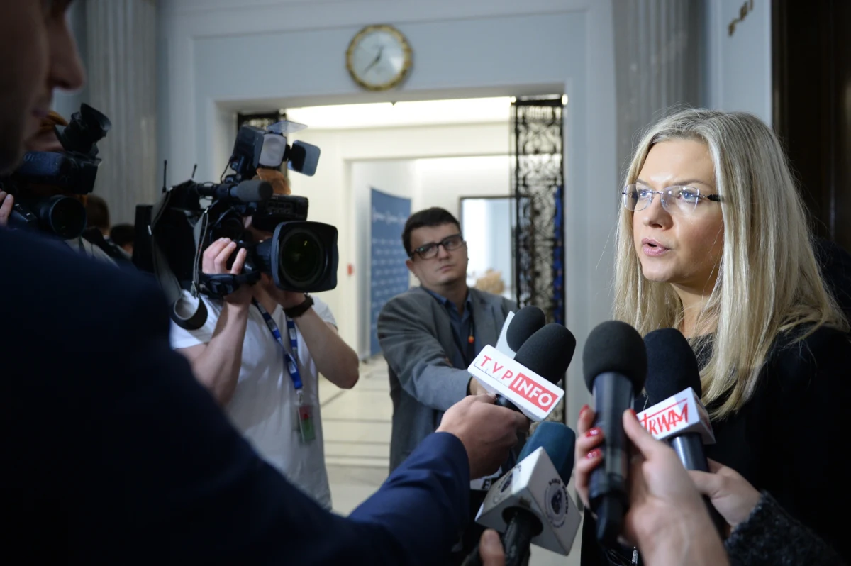 Komisja śledcza chce wystąpić do szefa Biura Ochrony Rządu o informację, czy osoby związane z grupą Amber Gold i spółką Finroyal próbowały kontaktować się z osobami ochranianymi przez BOR. Podczas wtorkowego posiedzenia sejmowej komisji śledczej przegłosowano kilka wniosków dowodowych. Wśród nich znalazł się wniosek dotyczy wystąpienia do szefa BOR o przekazanie informacji i dokumentów wytworzonych przez Biuro, w tym b. funkcjonariusza BOR Dariusza Palczewskiego "dotyczących ewentualnych kontaktów lub prób kontaktów osób związanych z grupą Amber Gold i spółką Finroyal z osobami ochranianymi przez BOR".