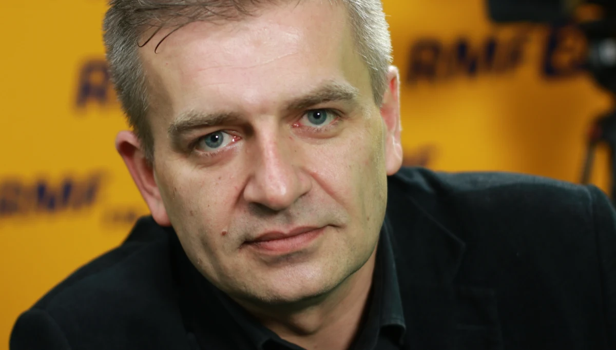 „Pani premier boi się rezydentów, nie chce się z nimi spotkać” - mówił w Popołudniowej rozmowie w RMF FM poseł PO i były minister zdrowia Bartosz Arłukowicz. „Pan minister Radziwiłł abdykował. Tak naprawdę w ogóle nie rozumie roli, jaką powinien pełnić (…). On kompletnie nie rozumie, o co chodzi rezydentom” - dodał. „Rezydenci nie chcą z nim rozmawiać, ponieważ wiedzą, że jest niedecyzyjny, nie ma żadnej pozycji politycznej w tym rządzie; chcą rozmawiać z premierem rządu, który w mojej ocenie też nie jest szefem rządu” - kontynuował Arłukowicz. Jak mówił, rozmawiał „dziś z panią premier, tak po ludzku”. „Zapytałem panią premier, dlaczego z nimi (rezydentami) nie porozmawia” - tłumaczył gość Marcina Zaborskiego. „Usłyszałem, że porozmawia wtedy, kiedy przerwą strajk. To nie jest postawa dialogu. Ci ludzie protestują dziewiąty dzień i rząd na nich nie zwraca uwagi. To jest skandal” - ocenił były minister zdrowia. Arłukowicz zapowiedział w RMF FM, że planuje w piątek zwołać kolejne posiedzenie komisji zdrowia, jeśli czwartkowa informacja bieżąca rządu będzie potraktowana lekceważąco. Posiedzenie miałoby się odbyć „tym razem u rezydentów, u nich w szpitalu”. „Skoro rząd się nimi nie zajmuje, to muszą być ludzie w polityce, którzy będą dbali o to, żeby rząd w końcu się nimi zajął. Chcę zmusić ministra zdrowia i premiera rządu do podjęcia decyzji, czy podejmują się realizacji jakiejkolwiek negocjacji z rezydentami, czy będą udawali, że problemu nie widzą. Ci ludzie głodują i premier rządu musi się tym zająć” - mówił poseł PO. Arłukowicz zaznaczył, że "od środy nikt nie rozmawiał z głodującymi ludźmi".