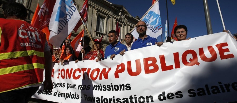 Ponad pięć milionów osób zatrudnionych na państwowych stanowiskach we Francji strajkuje w całym kraju. Według dziennika "Le Figaro" w 90 departamentach tego państwa odbywa się ponad 130 manifestacji. ​Po raz pierwszy od 10 lat do protestu zgodnie wezwało dziewięć central związkowych działających wśród pracowników publicznych - od urzędników po nauczycieli, personel szpitali i policję. Gazeta podkreśla, że to wyraz sprzeciwu wobec planów rządu, który zamierza zlikwidować 120 tys. stanowisk pracy, po odejściu na emeryturę osób dotychczas pełniących te obowiązki.