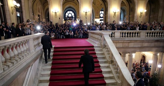 Premier Katalonii Carles Puigdemont i inni lokalni politycy podpisali we wtorek wieczorem deklarację niepodległości, wzywającą inne państwa do uznania "republiki Katalonii". Wcześniej Puigdemont ogłosił, że skutki tej deklaracji powinny zostać odroczone, by zyskać czas na negocjacje. Skrytykował go Madryt, opozycja, a nawet separatyści.