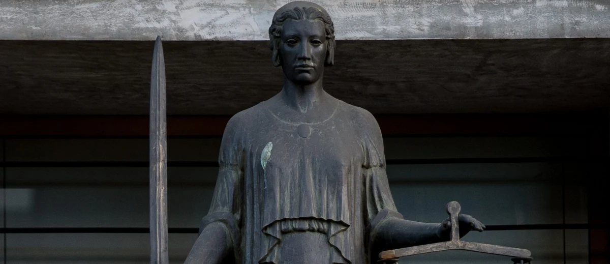 Ktoś musiał nakłaniać do fałszerstw Ryszarda J., a on odważnie się zbuntował, bo mimo że nic złego nie zrobił, został pewnego dnia pozbawiony pracy i wynagrodzenia ... Gdy czytałem z czystej przyjemności filologa nowe tłumaczenie „Procesu” Franza Kafki autorstwa Jakuba Ekiera, zacząłem je sobie, tak po dziennikarsku, przekładać na współczesną brudną rzeczywistość III RP. Literackie perypetie Józefa K. zaczęły mi coraz bardziej przypominać sądową gehennę Ryszarda Jacha znanego polskiego maklera i finansisty. Jego opisy zawodowych przypadków i sądowych peregrynacji, surrealistycznych jak z koszmaru na jawie, stawały się dla mnie żywą alegorią kafkowskiego z ducha systemu neokomuny, PRL 2.0. 