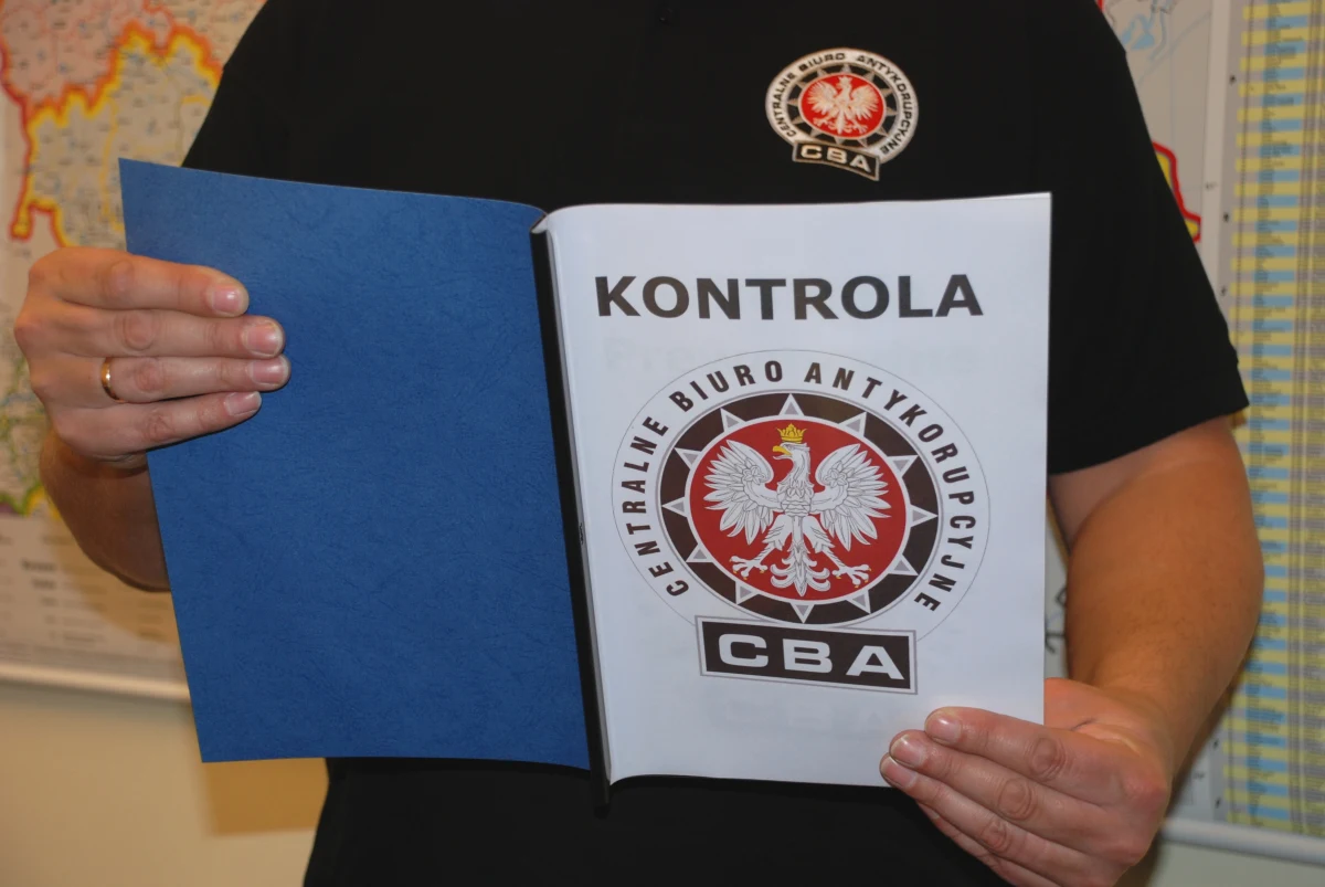 Po pościgu agenci Centralnego Biura Antykorupcyjnego zatrzymali czwartą osobę uczestniczącą w akcji przekazania łapówki w jednym z warszawskich klubów nocnych - dowiedziała się PAP. Wcześniej w centrum Warszawy CBA na gorącym uczynku zatrzymało trzy osoby.