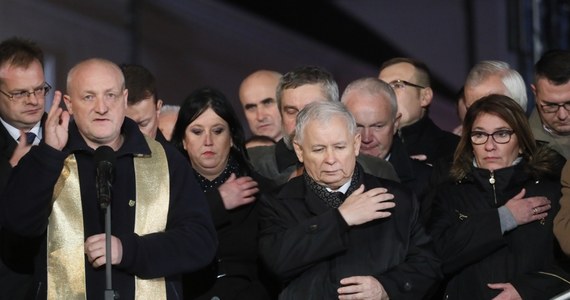 Na wiosnę 2018 roku powinniśmy mieć pomniki upamiętniające ofiary katastrofy smoleńskiej oraz ostateczne raporty tych, którzy dążą do tego, by ustalić prawdę - powiedział we wtorek na Krakowskim Przedmieściu prezes PiS Jarosław Kaczyński.
