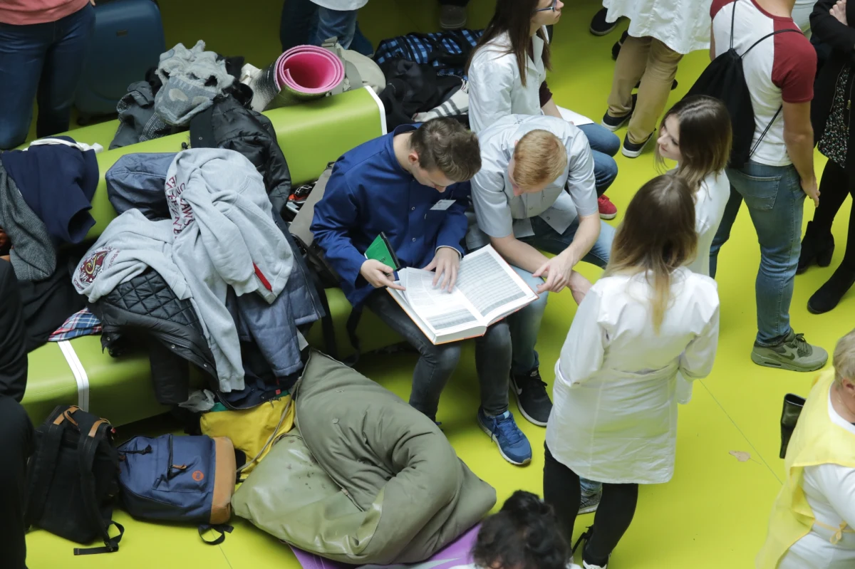 Dzisiaj o 8:00 rano protestujący lekarze rezydenci zawieszą głodówkę. Wieczorem do medyków, prowadzących protest na terenie jednego ze stołecznych szpitali, przyjechali marszałek Senatu Stanisław Karczewski i minister Henryk Kowalczyk z Kancelarii Prezesa Rady Ministrów. Przywieźli list od premier Beaty Szydło, która zaproponowała młodym medykom rozmowy - pod warunkiem, że odstąpią od protestu. Spotkanie zaplanowano na 13:00.