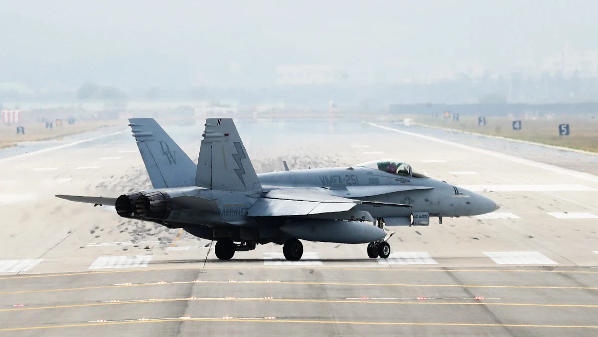 Dwa amerykańskie bombowce B1B Lancer przeleciały w asyście dwóch południowokoreańskich myśliwców F-15 nad Półwyspem Koreańskim - poinformowały źródła wojskowe Korei Południowej. Jak stwierdzono: przelotu dokonano w ramach pokazu siły.