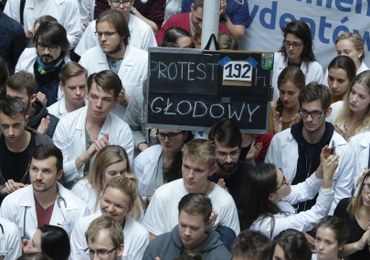 Lekarze-rezydenci zawiesili głodówkę. Czekają na rozmowę z premier Szydło