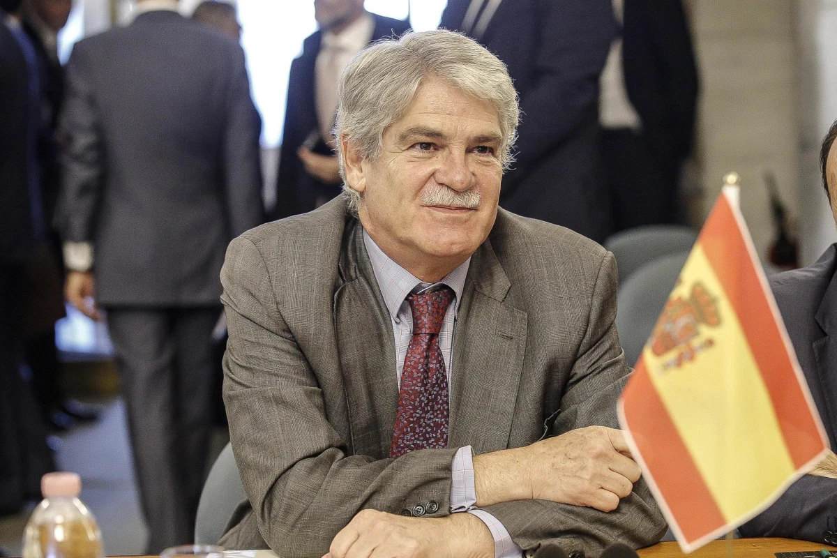 Minister spraw zagranicznych Hiszpanii Alfonso Dastis ocenił w środę, że decyzja szefa rządu Katalonii Carlesa Puigdemonta, który dzień wcześniej ogłosił niepodległość regionu i jednocześnie zaapelował o odroczenie secesji, to fortel. Hiszpańskie media z kolei twierdzą jednak, że wdrożenie procesu secesji od Królestwa Hiszpanii stało się faktem i będzie realizowane etapami. W ocenie hiszpańskich komentatorów, przebieg wtorkowego wystąpienia premiera Katalonii należy uznać za dużą niespodziankę. Twierdzą, że Puigdemont jeszcze bardziej skomplikował i tak już pogmatwaną sytuację polityczną w tym regionie Hiszpanii.