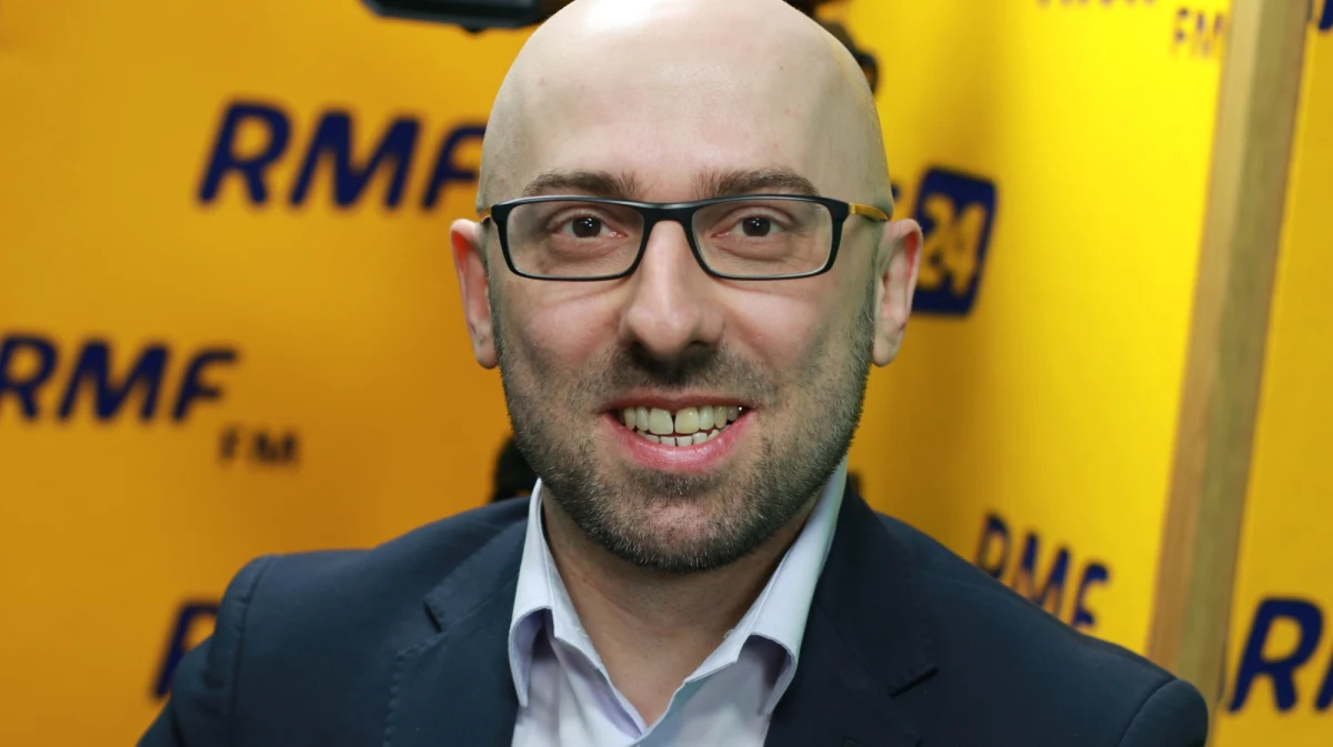 "Nie ma żadnego ultimatum. Zgodnie z umową między prezydentem a prezesem PiS poprawki trafiły wczoraj na biurko prezydenta. Teraz jest czas na spokojną analizę przez prezydenta i jego prawników. Dwa tygodnie to jest dużo czasu, panie redaktorze" - mówił w Porannej rozmowie w RMF FM rzecznik Andrzeja Dudy Krzysztof Łapiński, odnosząc się do PiS-owskich poprawek do prezydenckich projektów ustaw sądowych. Pytany o priorytety Andrzeja Dudy w tej sprawie, stwierdził m.in.: "Prezydent nie zgodzi się na przywrócenie ministrowi sprawiedliwości zbyt dużych uprawnień". Komentując zaś relacje prezydenta ze Zbigniewem Ziobrą, Łapiński podkreślił: "Dzisiaj prezydentem jest Andrzej Duda - czy się to komuś podoba, czy nie - i nieważne, gdzie kto był 10 czy 15 lat temu". Robert Mazurek pytał prezydenckiego rzecznika również o ujawnienie aneksu z weryfikacji WSI, co - zdaniem szefa Służby Kontrwywiadu Wojskowego - powinno nastąpić. "To jest decyzja prezydenta. Na razie podtrzymuje on decyzję śp. prezydenta Lecha Kaczyńskiego, który nie zdecydował się na ujawnienie aneksu. Natomiast wypadałoby, żeby szef SKW troszeczkę miarkował się w słowach" - skwitował Krzysztof Łapiński.