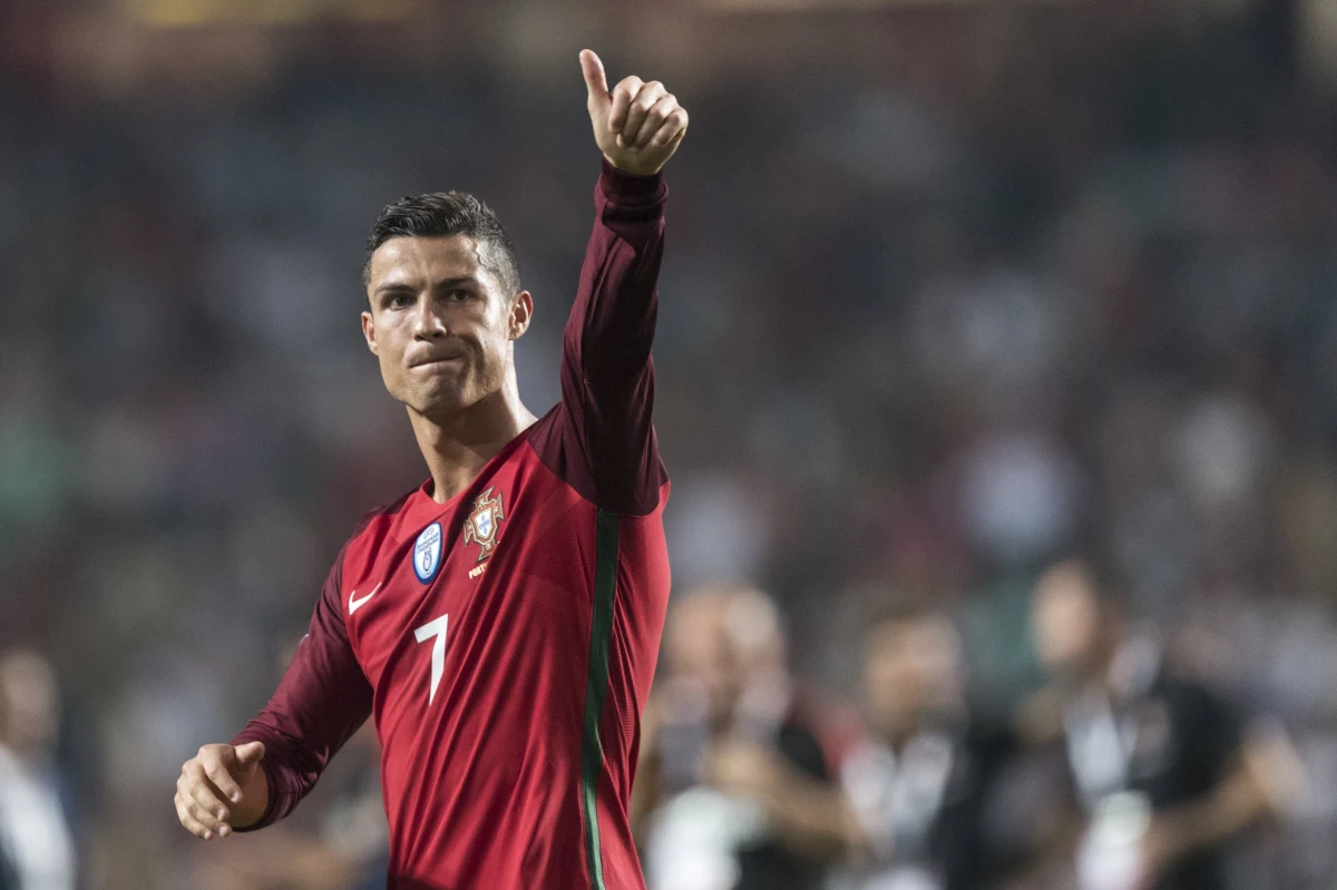 Cristiano Ronaldo może czuć niedosyt po eliminacjach przyszłorocznych mistrzostw świata - twierdzą portugalskie media. Zwracają uwagę, że wprawdzie reprezentacja Portugalii wywalczyła awans na mundial, ale jej największy gwiazdor przegrał z Robertem Lewandowskim rywalizację o tytuł najlepszego strzelca europejskich eliminacji. Według portugalskich dziennikarzy, w ostatnim spotkaniu kwalifikacji - przeciwko Szwajcarii - Ronaldo zbyt obsesyjnie starał się dogonić Polaka. Nie zdołał jednak wpisać się na listę strzelców i eliminacje zakończył z 15 trafieniami na koncie, ustępując Lewandowskiemu jednym golem.